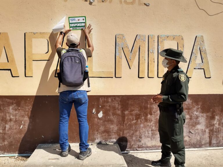 funcionarios relizando suspención de local por contaminación