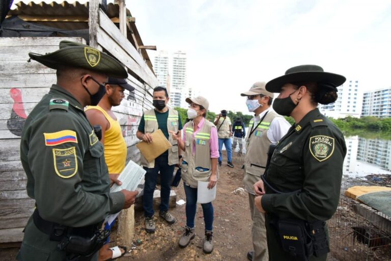 FUNCIONARIOS EN INSPECCIÓN POR RECUPERACIÓN DEL CAÑO JUAN ANGOLA