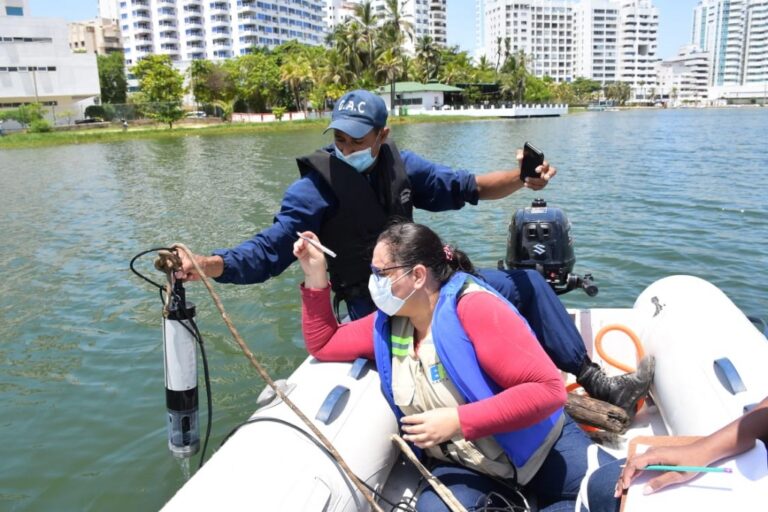 FUNCIONARIOS EN MONITOREO DE LAS CONDICIONES FÍSICO QUÍMICAS DEL AGUA DEL LAGUITO