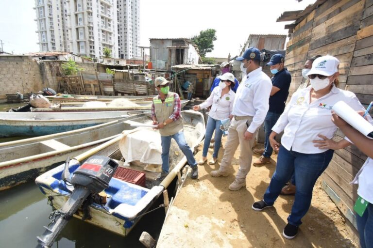 director del epa cartagena y funcionarios en inspección técnica al caño juan angola
