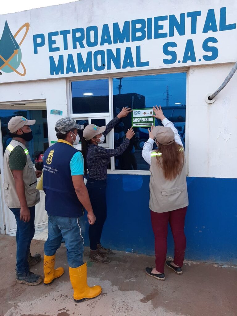 funcionarios suspendiendo empresa por contaminación en mamonal