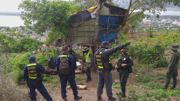 FUNCIONARIOS EN DESALOJO DE INVASORES EN EL CERRO DE LA POPA