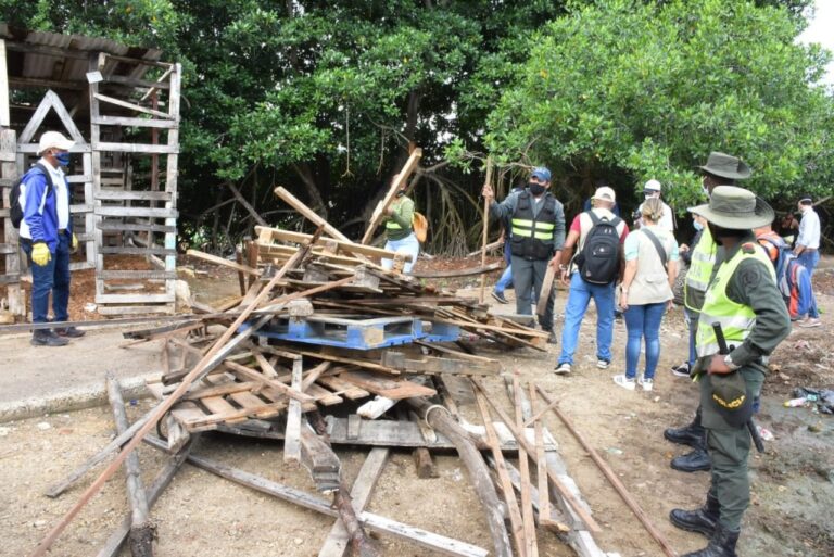 funcionarios en desmonte de zona degradada sector chambacú