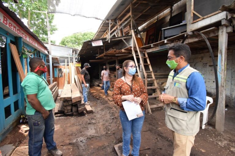 DIRECTOR DE EPA Y FUNCIONARIOS EN OPERATIVOS PARA EVITAR VENTA ILEGAL DE PRODUCTOS FORESTALES