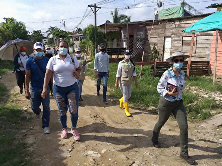 funcionarios realizando recoorido