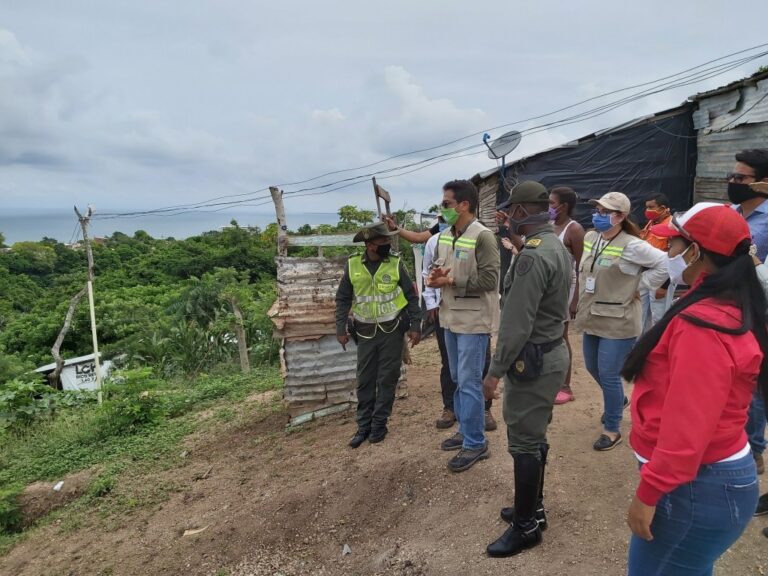 Director del EPA, funcionarios ,en inspección técnica de la popa