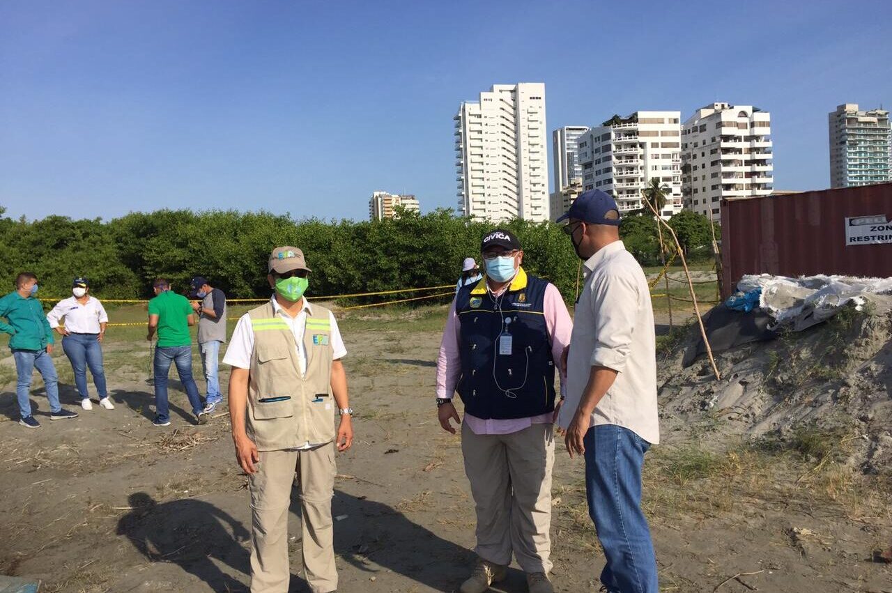 Director del EPA, Javier Mouthon, y funcionarios inspeccionando condiciones ambientales de El Laguito