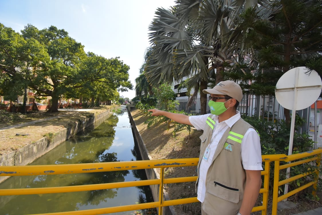 Director del EPA, Javier Mouthon, inspeccionando caño por vertmientos irregulares en el sector la plazuela