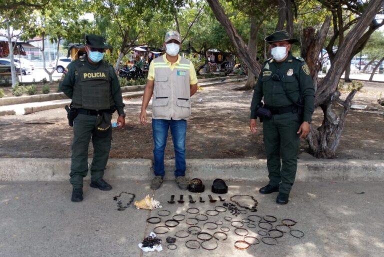 funcionarios con incautración de artesanias hechas con caparazón de tortuga carey