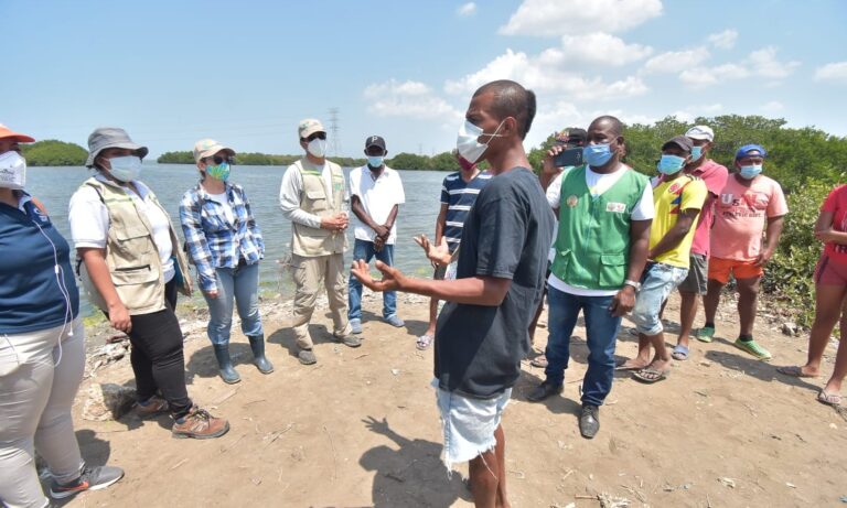 funcionarios y jovenes reunidos para analizar propuesta de recuperación ambiental