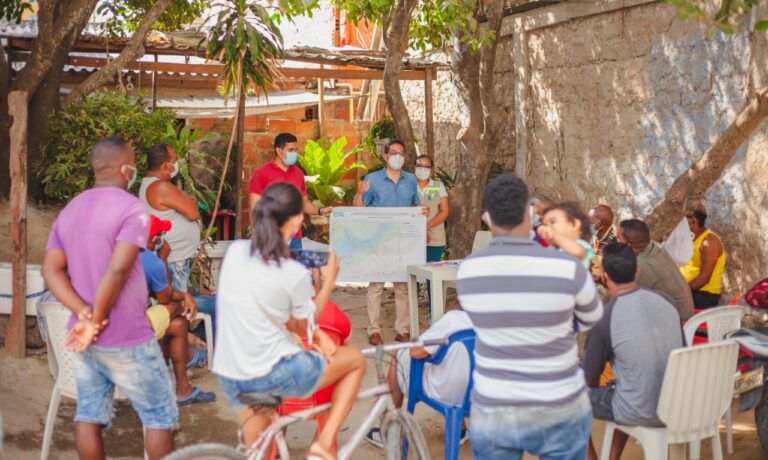 director del epa cartagena, funcionarios y comunidad en socialización para recuperar caño juan angola
