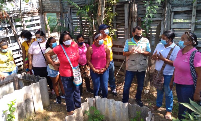 FUNCIONARIO Y COMUNIDAD EN VISITA A EMPRENDIEMIENTOS VERDE