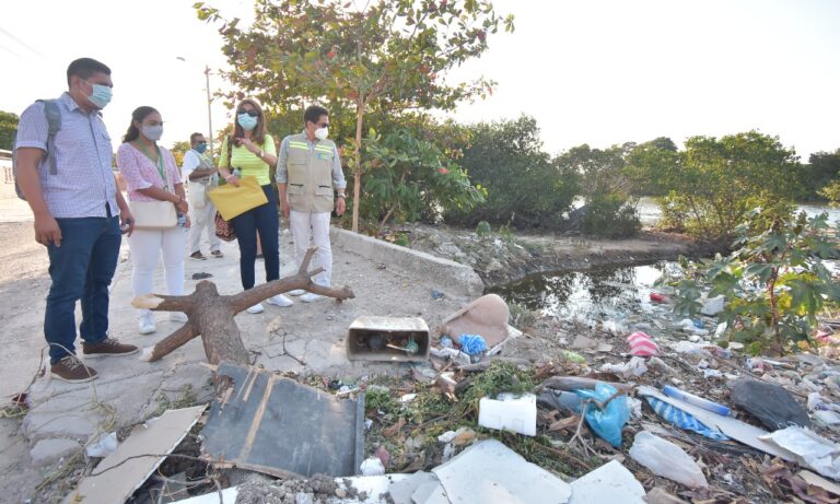 director del epa y funcionarios supervisando canales y caños con residuos sólidos