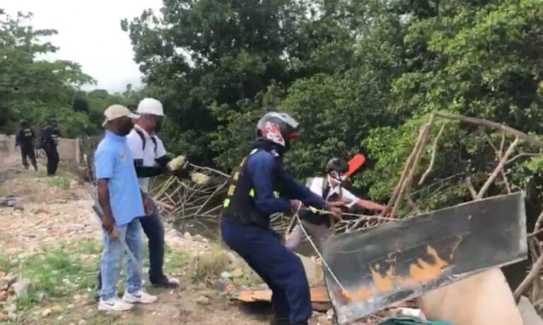 funcionarios en recuperación de zona degradada, zona de bajamar