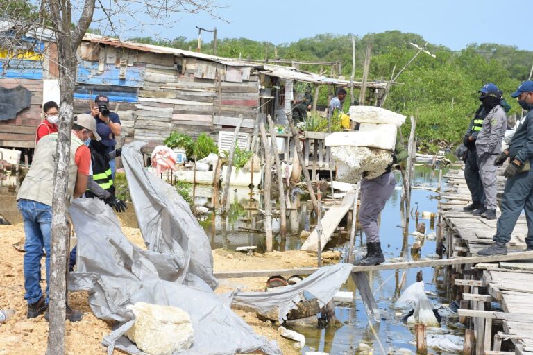 funcionarios en recuperación de zona degradada