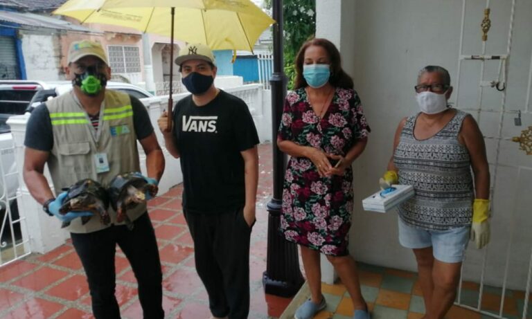 FUNCIONARIO Y COMUNIDAD EN ENTREGA DE ANIMALES EN CAUTIVERIO