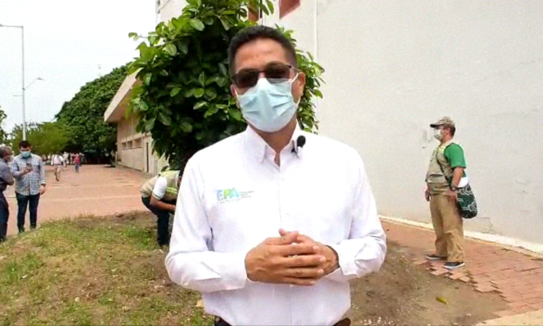 El director del EPA Cartagena, Javier Mouthon, en compañía de funcionarios inspeccionando palito de caucho en el centro histórico