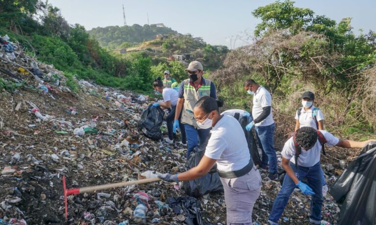 FUNCIONARIOS EN RECUPERACIÓN DE ZONA DEGRADADA
