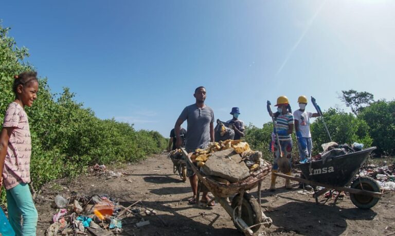 COMUNIDAD EN RECUPERACIÓN AMBIENTAL EN SECTOR PLAYA BLANCA