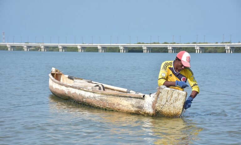 IMAGEN DE PESCADOR EN CIÉNAGA DE LA VIRGEN