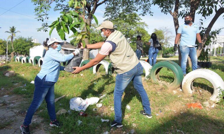 FUNCIONARIOS EN SIEMBRA DE PLANTAS