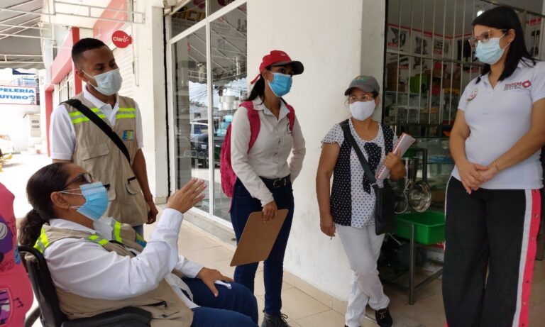 funcionarios y comerciantes uniendo esfuerzo para erradicar los basureros satélites