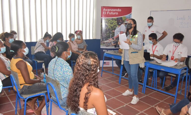 funcionario epa en entrega de capital semilla para emprendimientos verdes