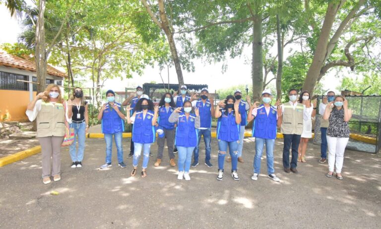 funcionarios y jovenes vigías en acción por el cambio climático