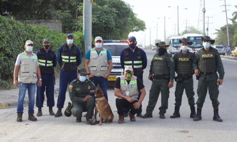 FUNCIONARIOS EJERCIENDO CONTROLES EN VÍAS PARA FRENAR TRÁFICO DE ANIMALES SILVESTRES