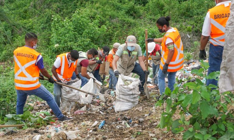 funcionarios en recuperación de zona degradada en el cerro de la popa