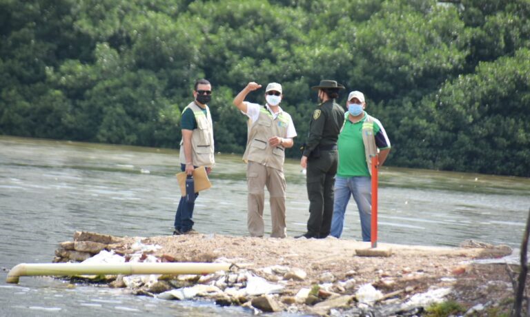 FUNCIONARIOS EN INMEDIACIONES AL CAÑO JUAN ANGOLA
