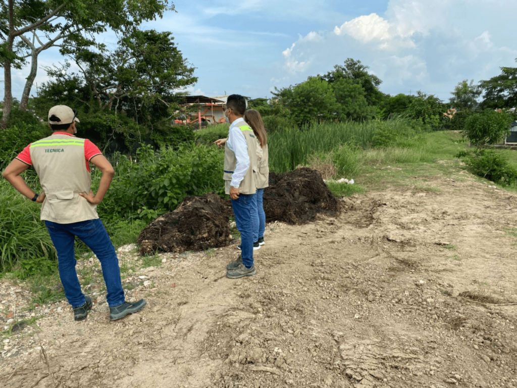 Funcionarios inspeccionando los vertimientos contaminantes, que ocasionan problemas ambientales en el barrio Policarpa