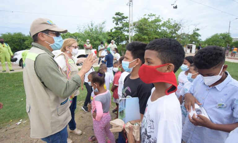 director del epa socializando con niños