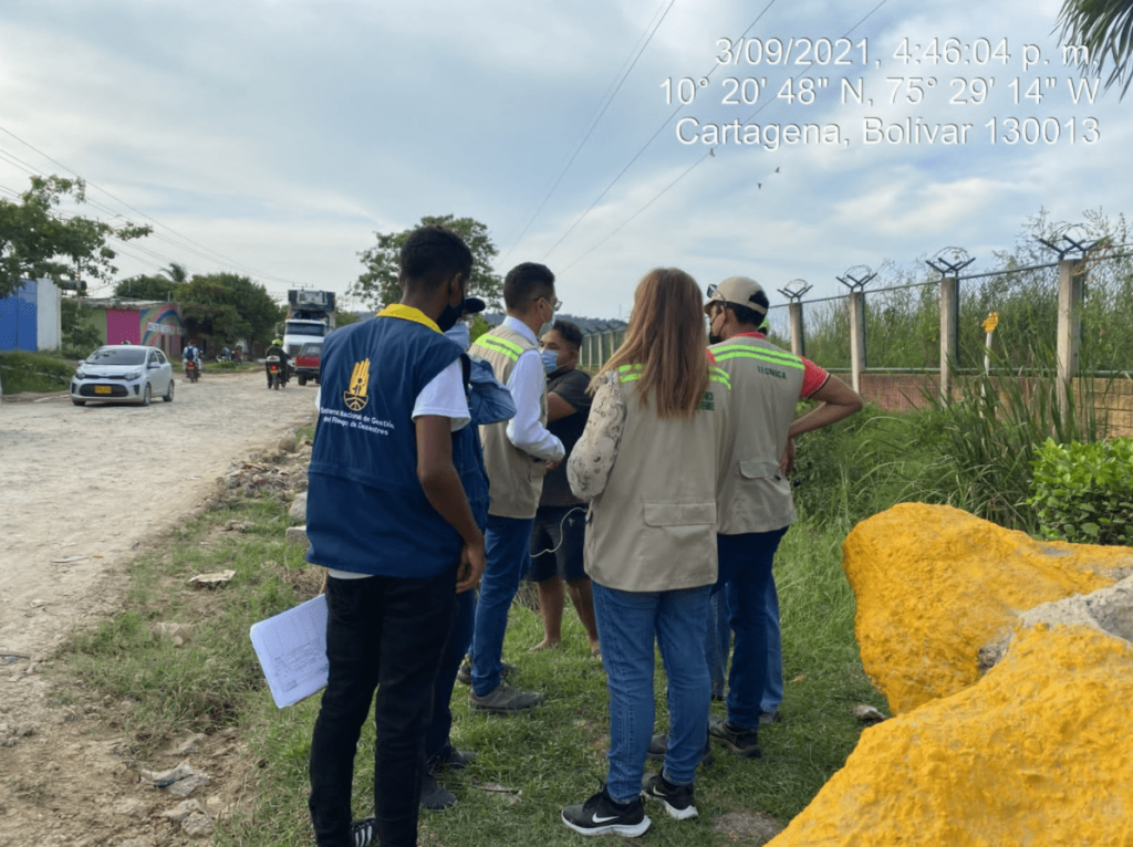 Funcionarios inspeccionando los vertimientos contaminantes, que ocasionan problemas ambientales en el barrio Policarpa