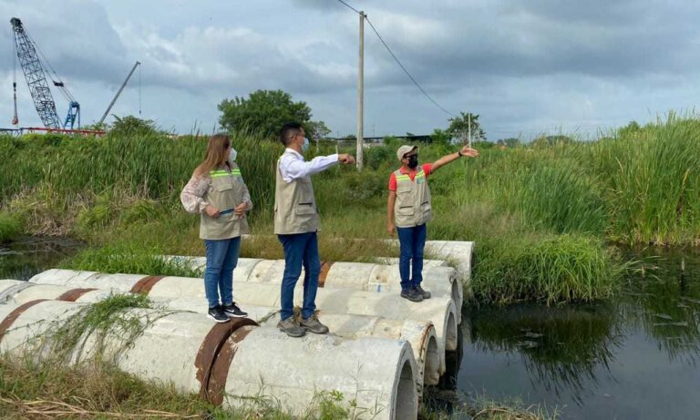 Funcionarios inspeccionando los vertimientos contaminantes, que ocasionan problemas ambientales en el barrio Policarpa