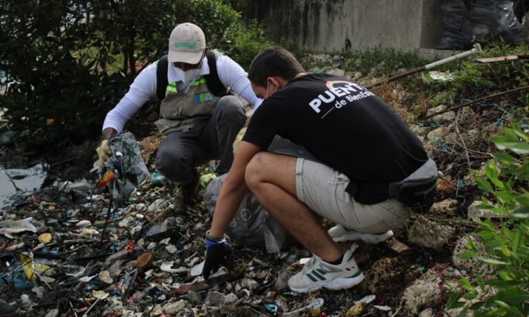 Funcionarios y comunidad del barrio Boston unen esfuerzos por la protección del medio ambiente y darle un buen manejo a los residuos sólidos