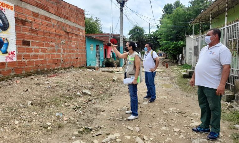 funcionarios en visitas técnicas a barrios