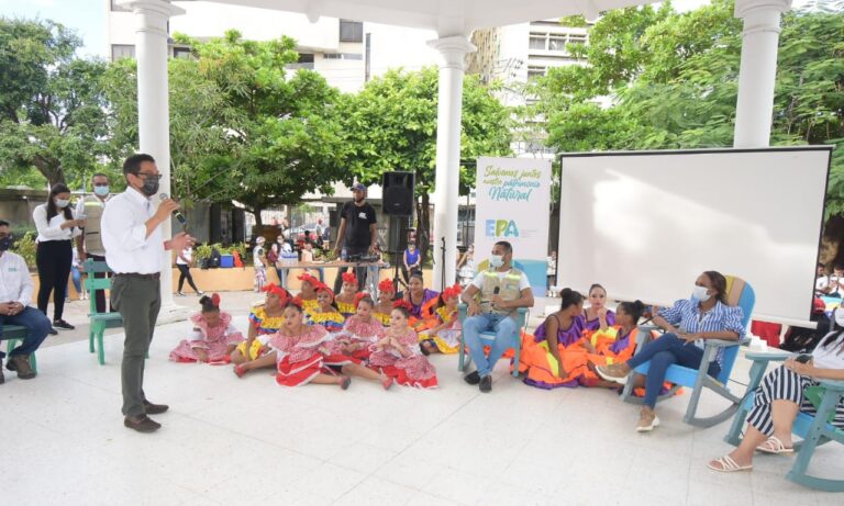 director del epa, funcionarios y niñas en encuentro de experiencias significativas de educación ambiental en el parque centenario