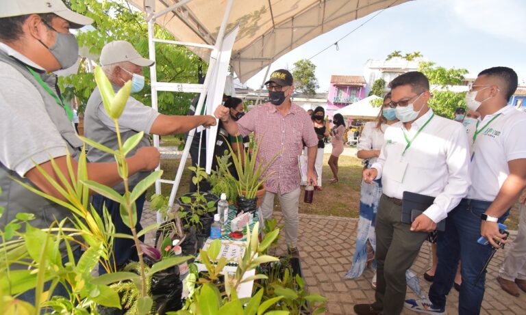 alcalde de cartagena, director del epa cartagena y funcionarios en proyecto negocios verdes