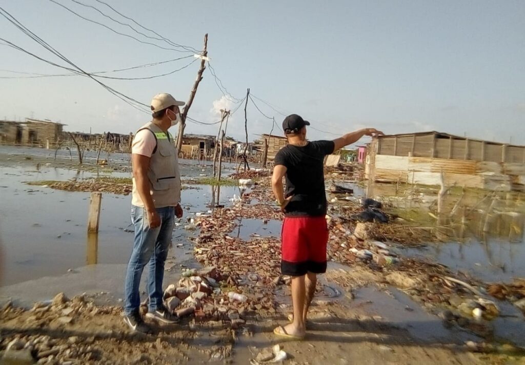 funcionario y comunidad inspeccionando zonas de rellenos en caño Juan Angola