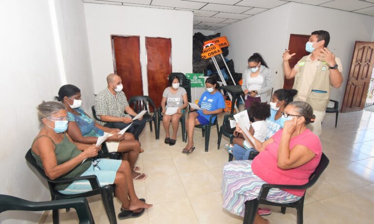 funcionario del epa cartagena, en inicio de los talleres de socialización con los líderes comunales del proyecto barrio sostenible