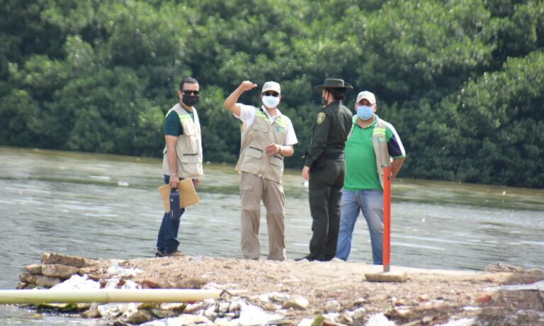 funcionarios ejerciendo función de control y vigilancia a fuente hidrica