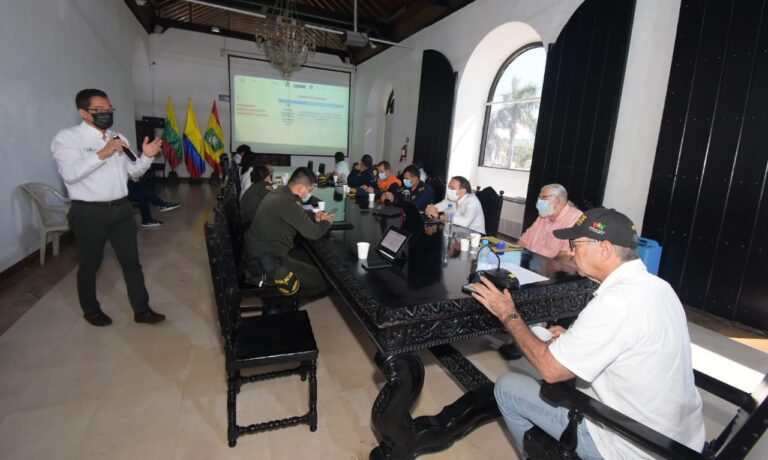 director del EPA presenta plan de trabajo de protección al medioambiente, ante el alcalde de Cartagena, William Dau Chamat, y funcionarios