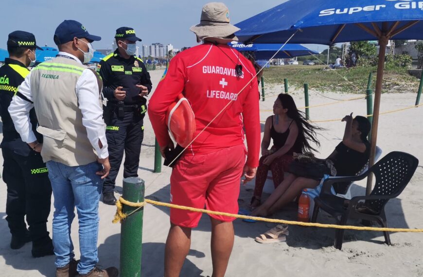 Campaña preventiva con bañistas por aparición Fragata portuguesa en las playas