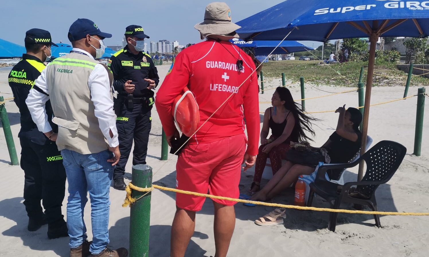 Funcionarios en campaña preventiva con bañistas por aparición Fragata portuguesa en las playas