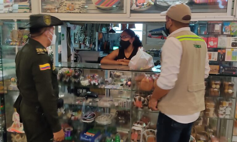 funcionarios con vendedora en control de fauna silvestre, terminal de transporte de cartagena