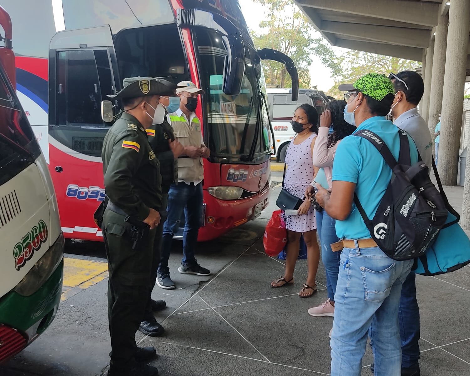 funcionarios dialogan con pasajeros en terminal de transporte para generar conciencia sobre trafico ilegal fauna de silvestre