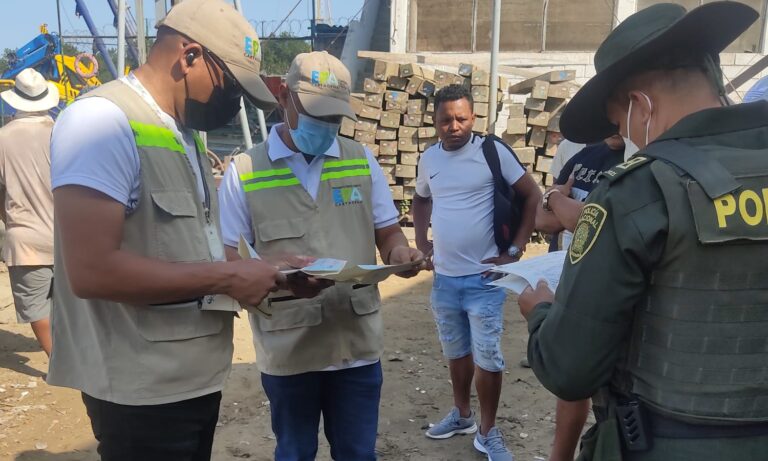 funcionarios en inspección a legalidad de madera