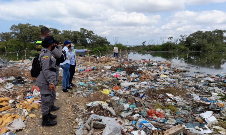 funcionarios inspeccionando áreas degradadas en la ciénaga de la virgen