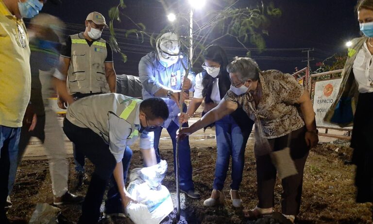 director del epa cartagena, funcionarios y comunidad en jornada de recuperación integral del parque Los Luceros en Martínez Martelo